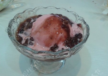 草莓红豆冰淇淋图片
