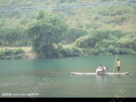 河上竹筏图片