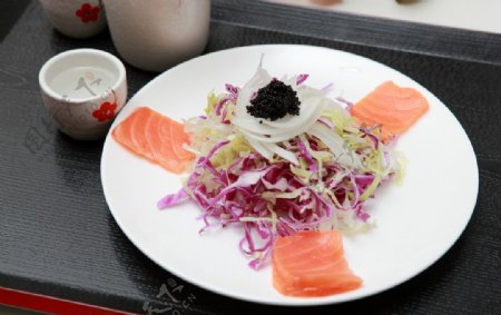 日本料理鱼子酱三文鱼图片
