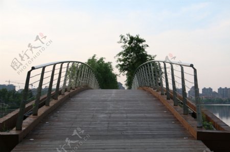 木桥蓝天白云图片