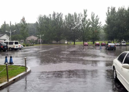大雨中的停车场图片