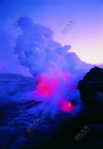 火山溶岩岩浆海浪图片