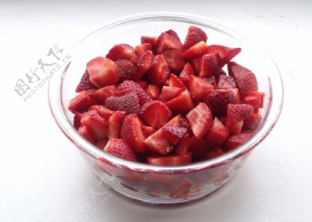 草莓士多啤梨切片水果生果玻璃盘玻璃红图片