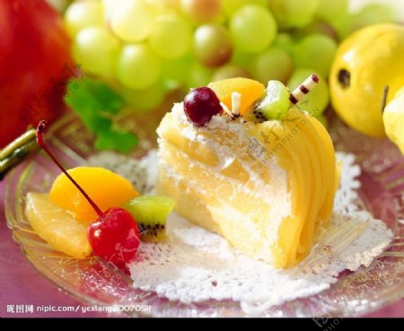 可口的水果和蛋糕图片