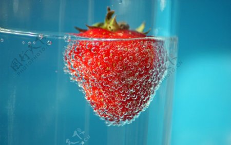 蓝色饮料里的草莓图片