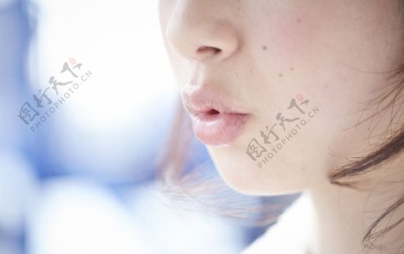 女性的嘴唇图片