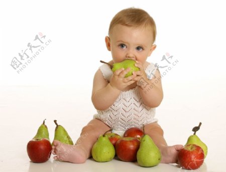 小孩吃梨子图片