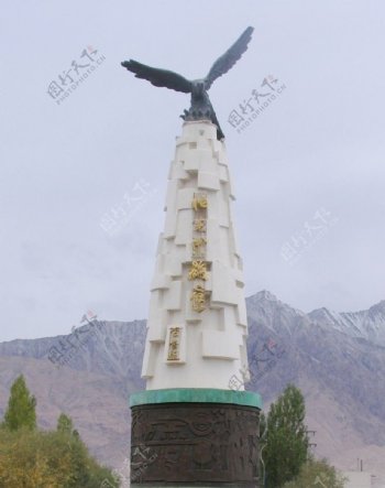 塔什库尔干雄鹰纪念碑图片