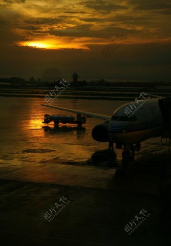 机场夕阳图片