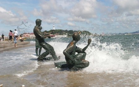 烟台海边雕塑钓鱼图片