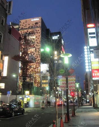 东京银座街头夜景商务楼奢侈品图片