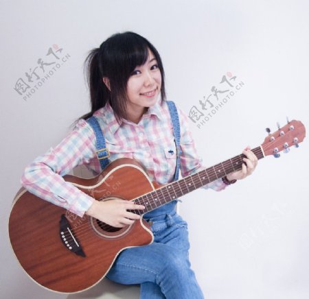 吉他可爱少女图片