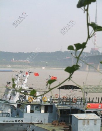 长江中的船舶图片