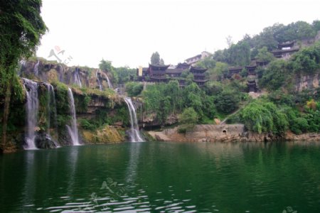 湘西风景古城古建筑吊角楼青山绿水王村芙蓉镇挂在瀑布上的千年古镇图片