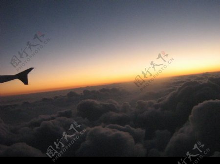 飞机上的黄昏云海图片