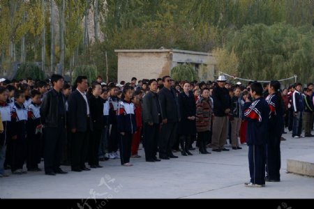 阿合奇中学升旗仪式图片