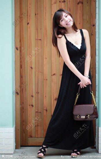 黑色连衣裙美女图片