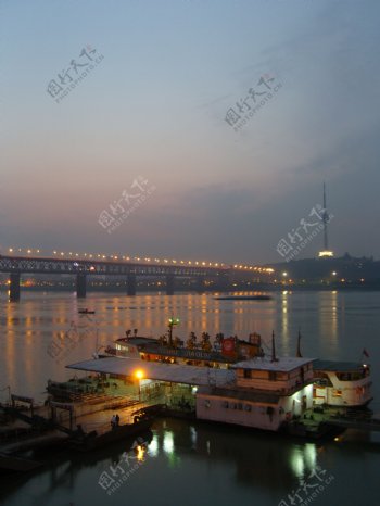 武昌江滩轮渡图片