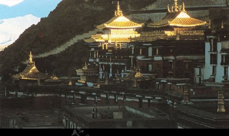 金碧辉煌的扎什伦布寺图片