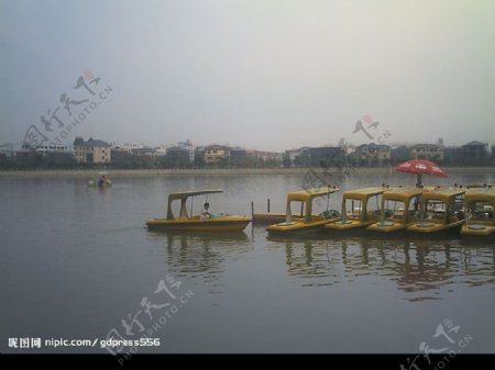 顺峰山公园湖上泛舟图片