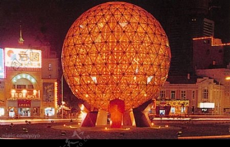友好广场上五光十色的水晶球图片