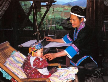 侗族母子图片