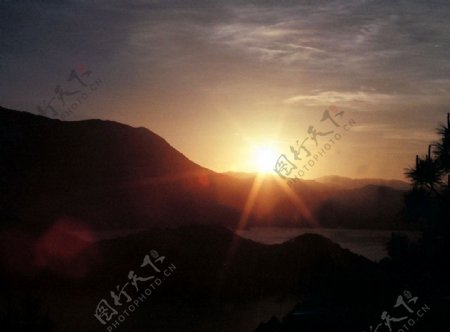 大山的日落图片