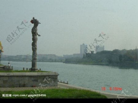 荆州龙柱和护城河图片