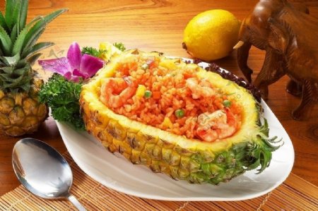 虾仁蟹子海鲜菠萝饭美食摄影图片