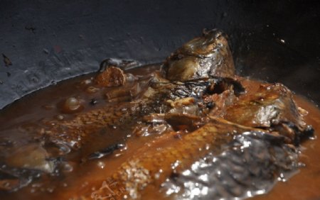 传统铁锅炖鱼图片