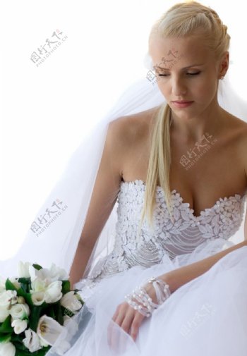 身穿白色婚纱的新娘图片