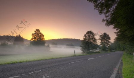 薄雾的公路图片