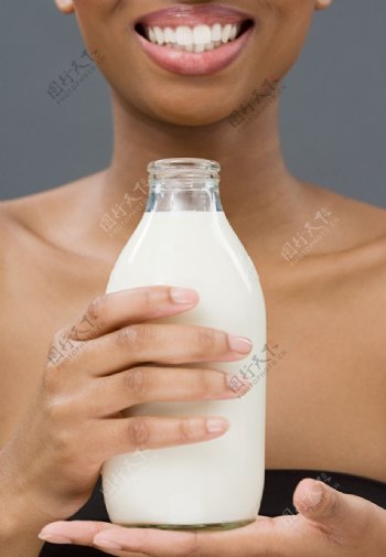 黑人女性手捧牛奶图片