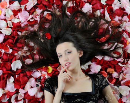 躺在玫瑰花瓣上的女人图片