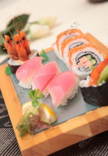 生吃寿司图片