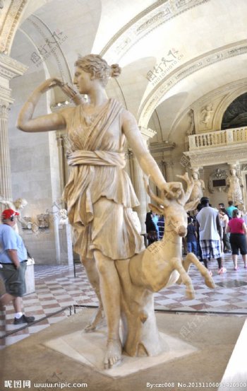卢浮宫的汉白玉雕像图片