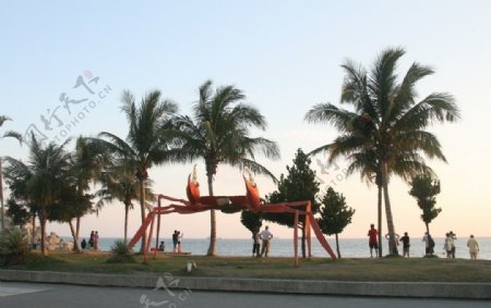 高雄海边的螃蟹雕塑图片