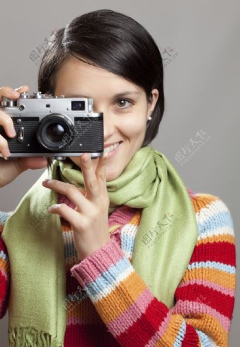 相机与黑发女孩图片