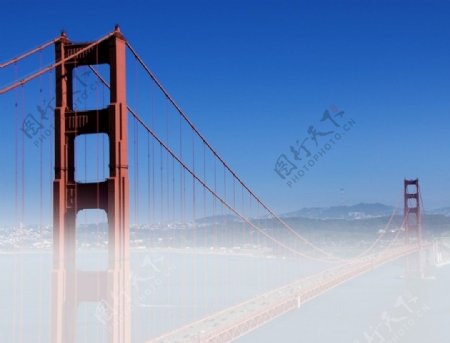 云雾中的金门大桥图片