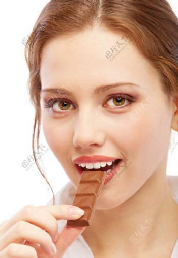 吃巧克力的美女图片