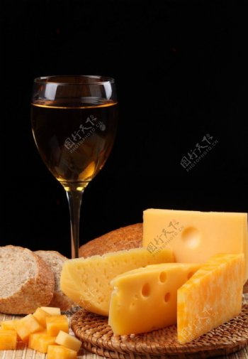 葡萄酒和奶酪面包图片