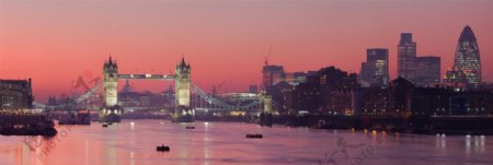 伦敦晚霞映照泰晤士河美丽景色图片