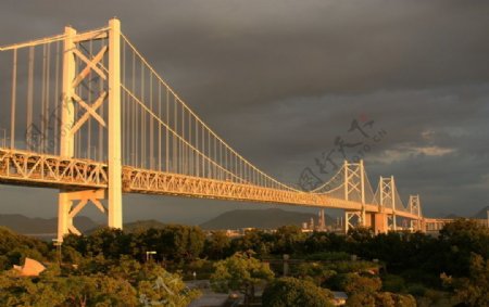 日本四国夕阳下的明石海峡大桥图片