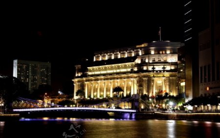 新加坡夜色下浮尔顿大酒店图片