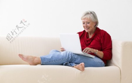 老年妇女玩电脑图片