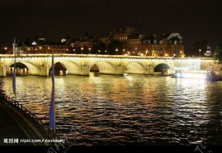 塞纳河上直通卢浮宫的新桥北段夜景图片