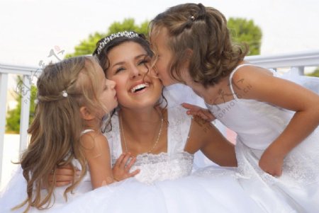 孩子们亲吻的新娘图片