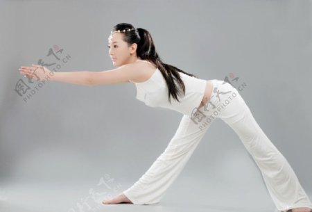 瑜伽美女站立脊柱扭动式图片