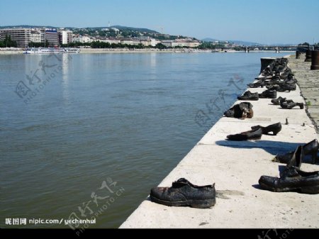 多瑙河畔的铁鞋图片