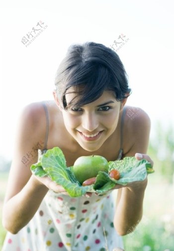 手拿水果的女人图片
